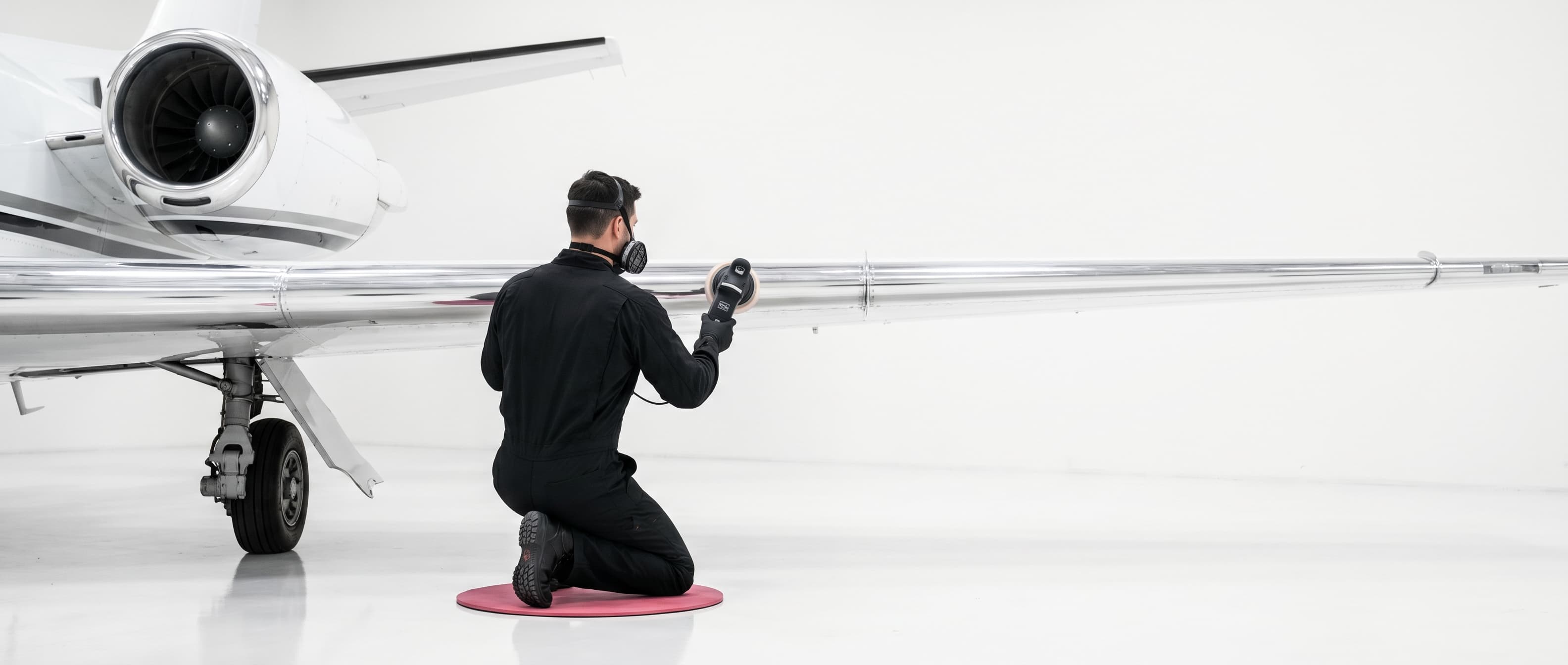 Mirror-bright finished leading edge metal reflecting studio light